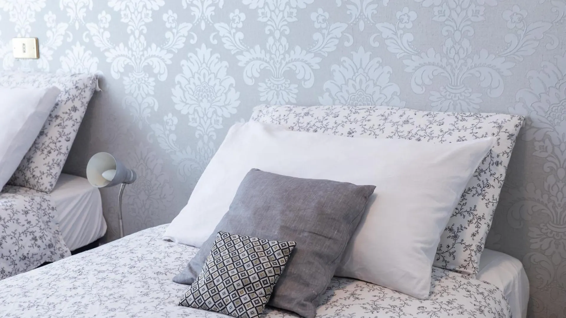 Duomo Walking Distance Elegant Flat With View Διαμέρισμα Μιλάνο